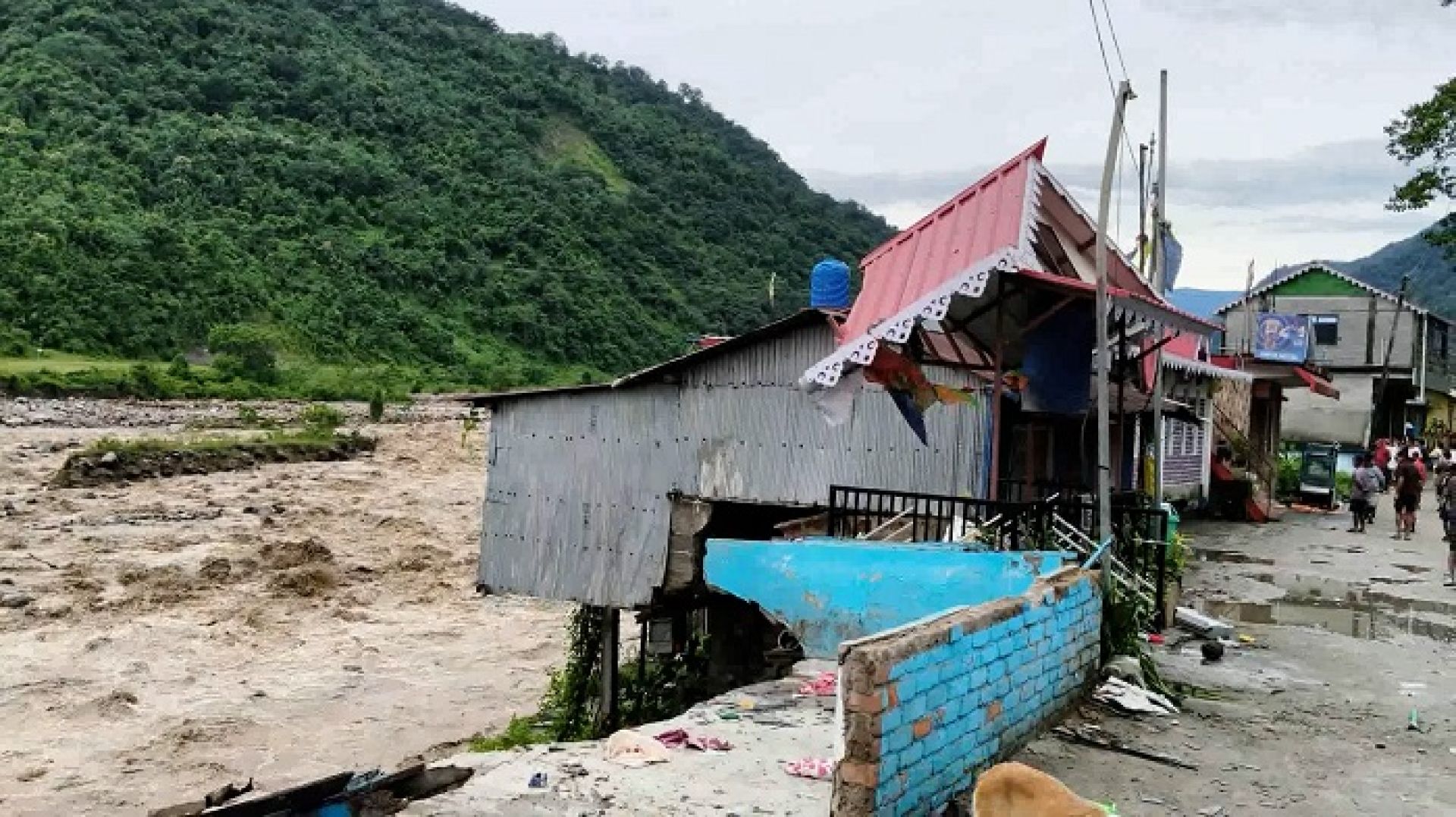 दार्जिलिङमा अविरल वर्षापछिको पहिरोमा परी २३ नेपालीभाषीको मृत्यु 